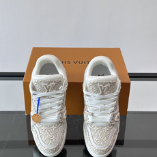 驴家 新配色 trainer运动鞋,本款 LV Trainer 运动鞋取材柔软粒面小牛皮,呈现纯净色调,后部#54标识追 驴家 新配色 trainer运动鞋,本款 LV Trainer 运动鞋取材柔软粒面小牛皮,呈现纯净色调,后部#54标识追