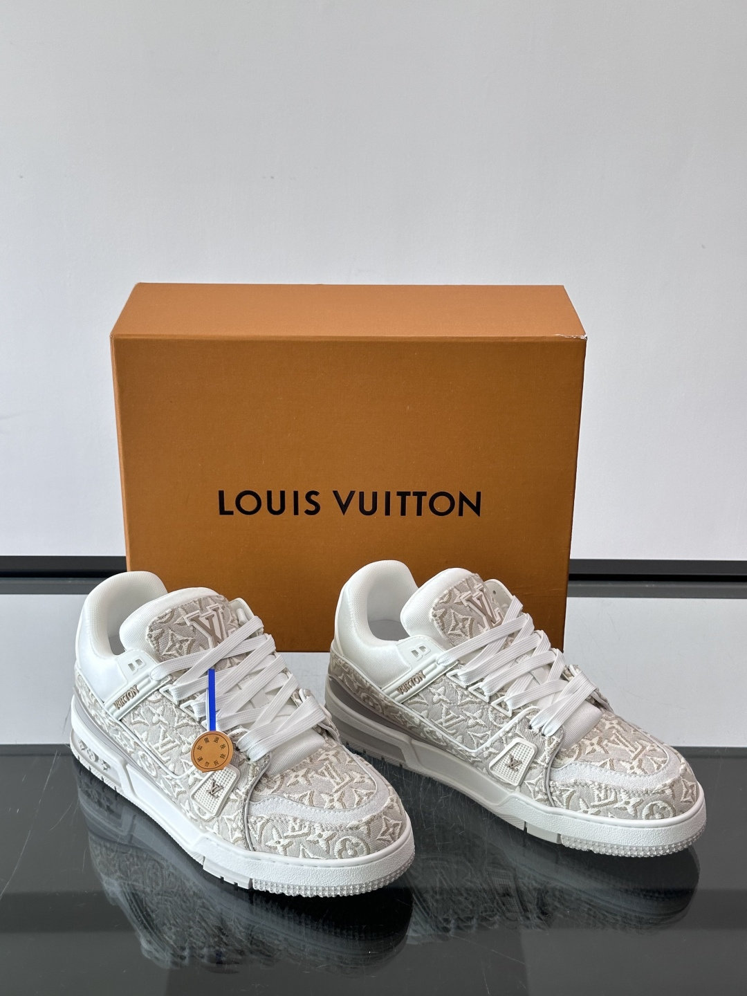 驴家 新配色 trainer运动鞋,本款 LV Trainer 运动鞋取材柔软粒面小牛皮,呈现纯净色调,后部#54标识追 驴家 新配色 trainer运动鞋,本款 LV Trainer 运动鞋取材柔软粒面小牛皮,呈现纯净色调,后部#54标识追
