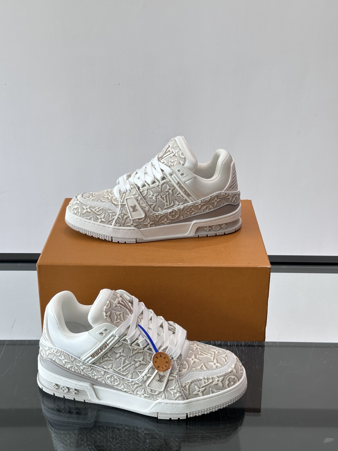 驴家 新配色 trainer运动鞋,本款 LV Trainer 运动鞋取材柔软粒面小牛皮,呈现纯净色调,后部#54标识追 驴家 新配色 trainer运动鞋,本款 LV Trainer 运动鞋取材柔软粒面小牛皮,呈现纯净色调,后部#54标识追