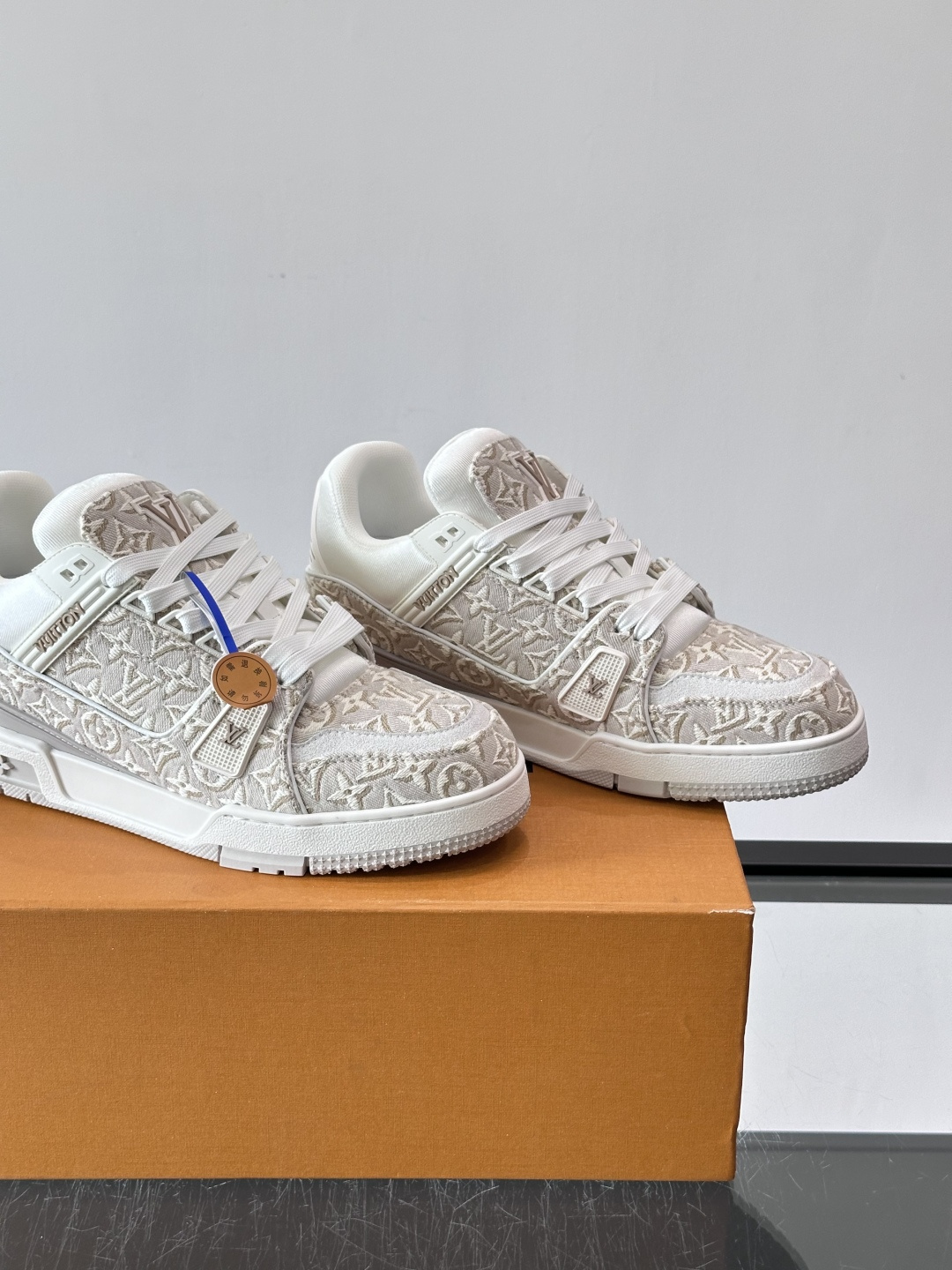 驴家 新配色 trainer运动鞋,本款 LV Trainer 运动鞋取材柔软粒面小牛皮,呈现纯净色调,后部#54标识追 驴家 新配色 trainer运动鞋,本款 LV Trainer 运动鞋取材柔软粒面小牛皮,呈现纯净色调,后部#54标识追