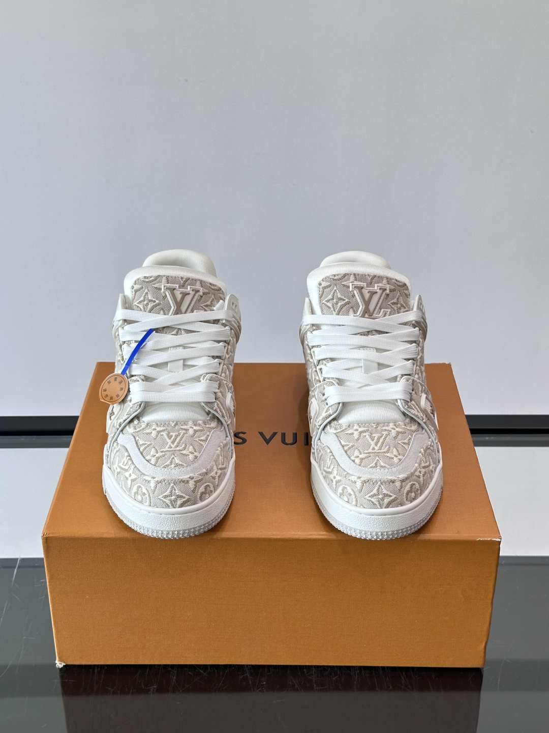 驴家 新配色 trainer运动鞋,本款 LV Trainer 运动鞋取材柔软粒面小牛皮,呈现纯净色调,后部#54标识追 驴家 新配色 trainer运动鞋,本款 LV Trainer 运动鞋取材柔软粒面小牛皮,呈现纯净色调,后部#54标识追