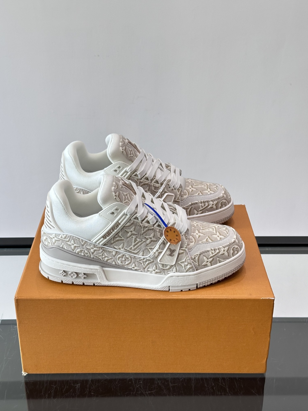 驴家 新配色 trainer运动鞋,本款 LV Trainer 运动鞋取材柔软粒面小牛皮,呈现纯净色调,后部#54标识追 驴家 新配色 trainer运动鞋,本款 LV Trainer 运动鞋取材柔软粒面小牛皮,呈现纯净色调,后部#54标识追
