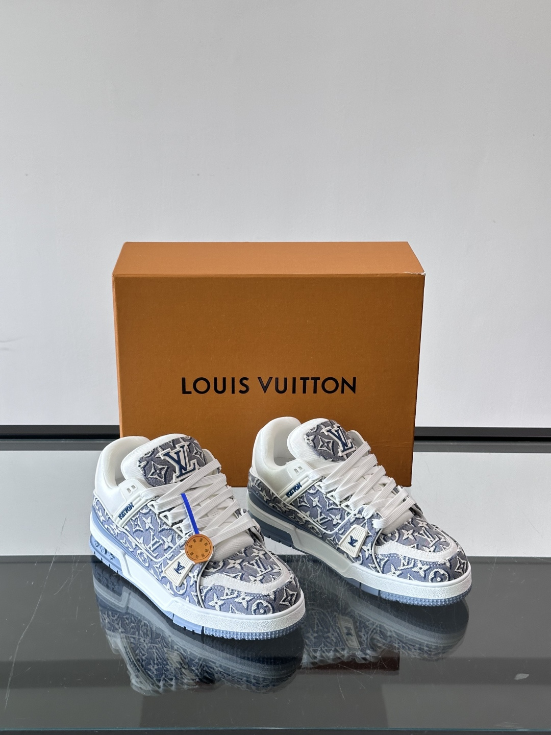驴家 新配色 trainer运动鞋,本款 LV Trainer 运动鞋取材柔软粒面小牛皮,呈现纯净色调,后部#54标识追 驴家 新配色 trainer运动鞋,本款 LV Trainer 运动鞋取材柔软粒面小牛皮,呈现纯净色调,后部#54标识追