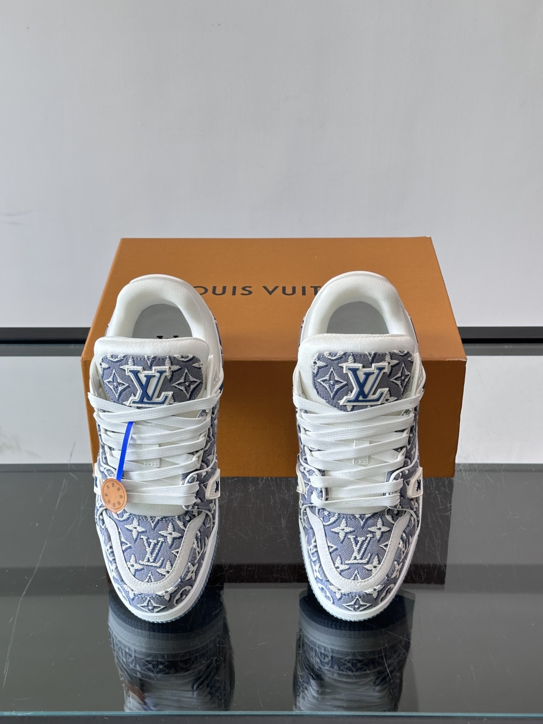 驴家 新配色 trainer运动鞋,本款 LV Trainer 运动鞋取材柔软粒面小牛皮,呈现纯净色调,后部#54标识追 驴家 新配色 trainer运动鞋,本款 LV Trainer 运动鞋取材柔软粒面小牛皮,呈现纯净色调,后部#54标识追