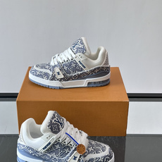 驴家 新配色 trainer运动鞋,本款 LV Trainer 运动鞋取材柔软粒面小牛皮,呈现纯净色调,后部#54标识追 驴家 新配色 trainer运动鞋,本款 LV Trainer 运动鞋取材柔软粒面小牛皮,呈现纯净色调,后部#54标识追