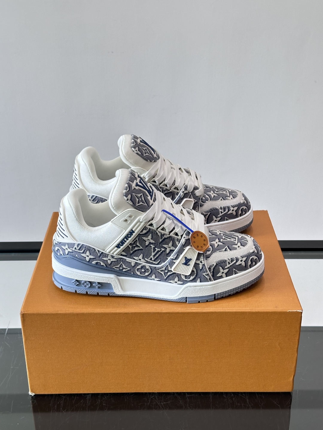 驴家 新配色 trainer运动鞋,本款 LV Trainer 运动鞋取材柔软粒面小牛皮,呈现纯净色调,后部#54标识追 驴家 新配色 trainer运动鞋,本款 LV Trainer 运动鞋取材柔软粒面小牛皮,呈现纯净色调,后部#54标识追