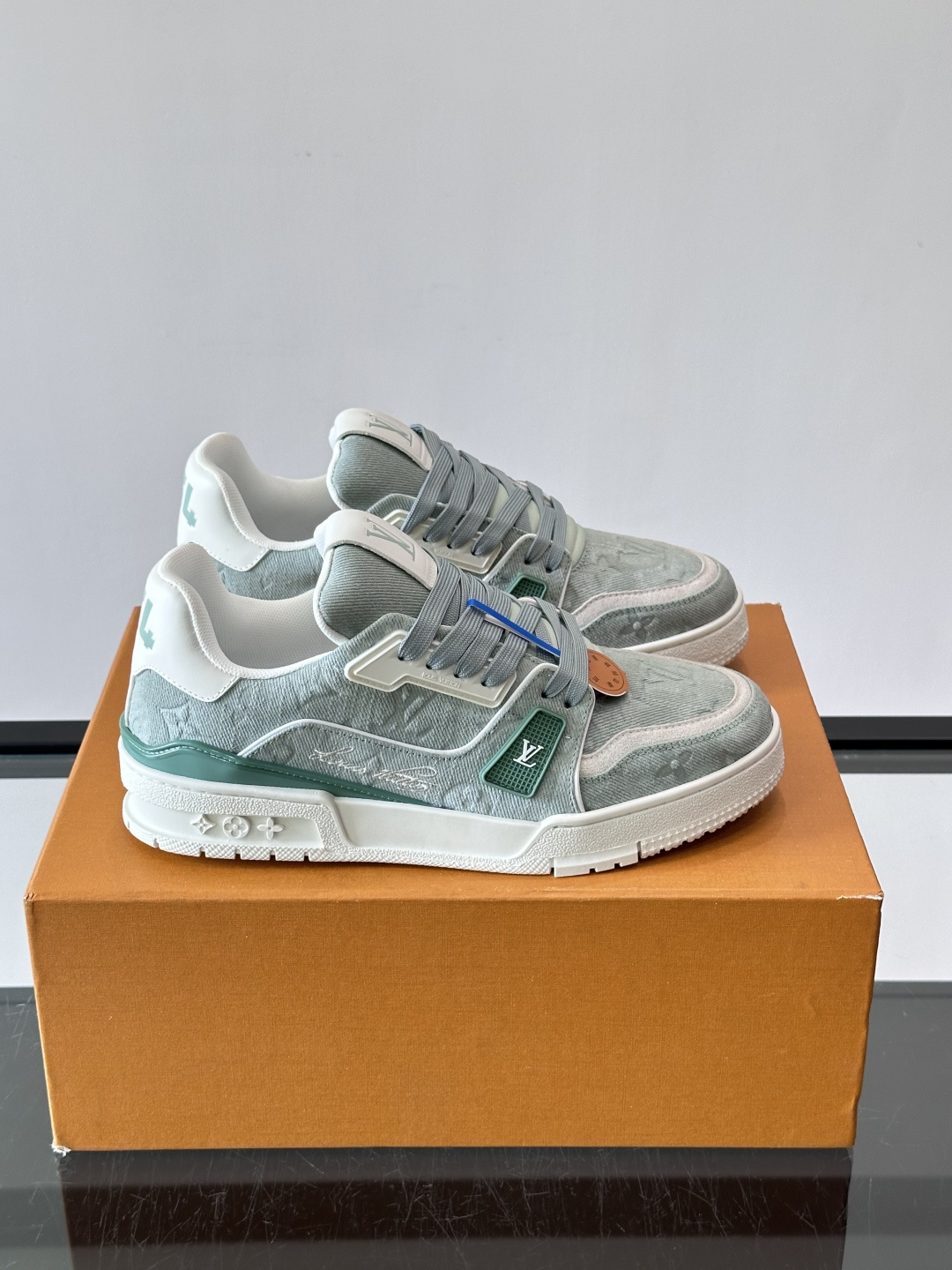 驴家 新配色 trainer运动鞋,本款 LV Trainer 运动鞋取材柔软粒面小牛皮,呈现纯净色调,后部#54标识追 驴家 新配色 trainer运动鞋,本款 LV Trainer 运动鞋取材柔软粒面小牛皮,呈现纯净色调,后部#54标识追