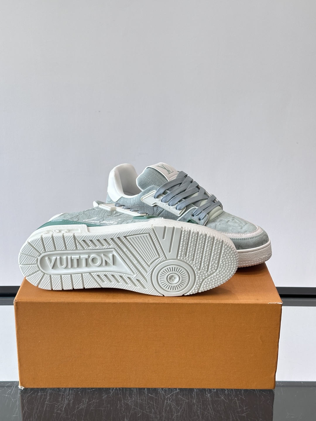 驴家 新配色 trainer运动鞋，本款 LV Trainer 运动鞋取材柔软粒面小牛皮，呈现纯净色调，后部#54标识追