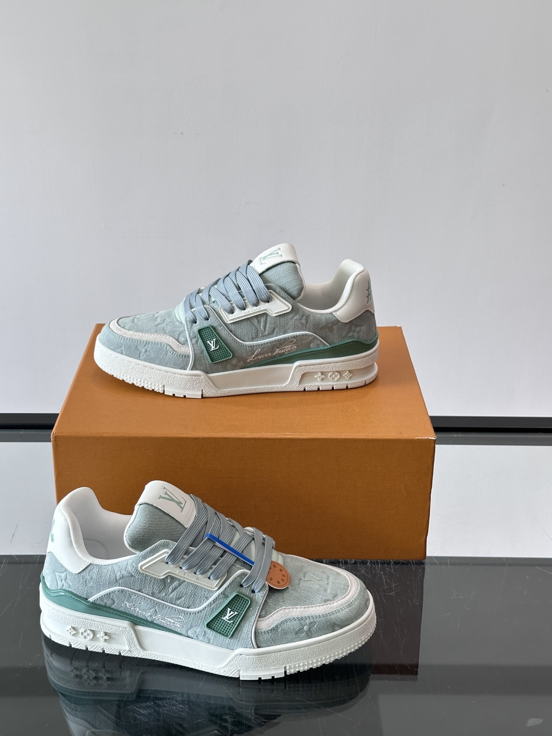 驴家 新配色 trainer运动鞋，本款 LV Trainer 运动鞋取材柔软粒面小牛皮，呈现纯净色调，后部#54标识追