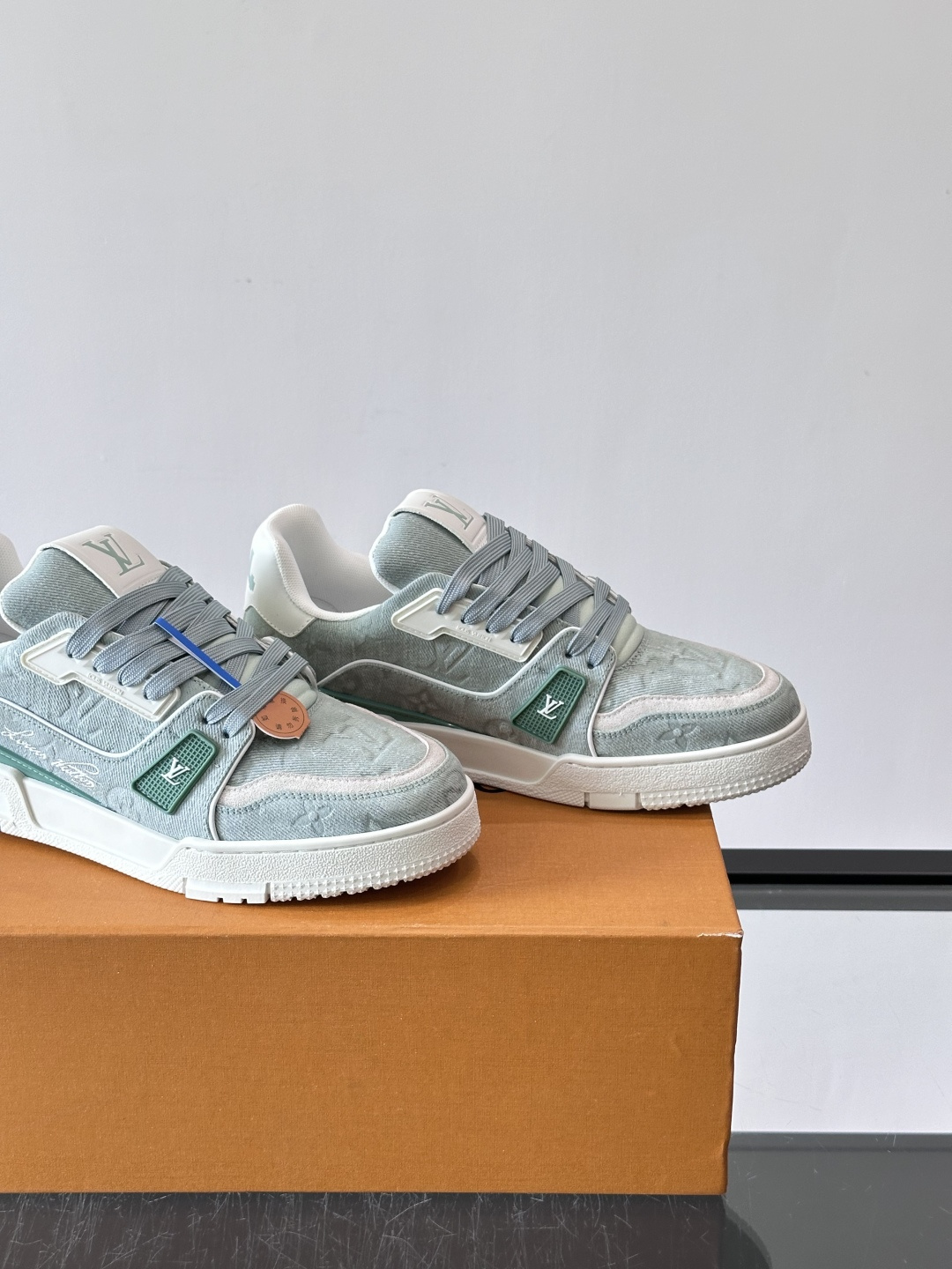 驴家 新配色 trainer运动鞋，本款 LV Trainer 运动鞋取材柔软粒面小牛皮，呈现纯净色调，后部#54标识追