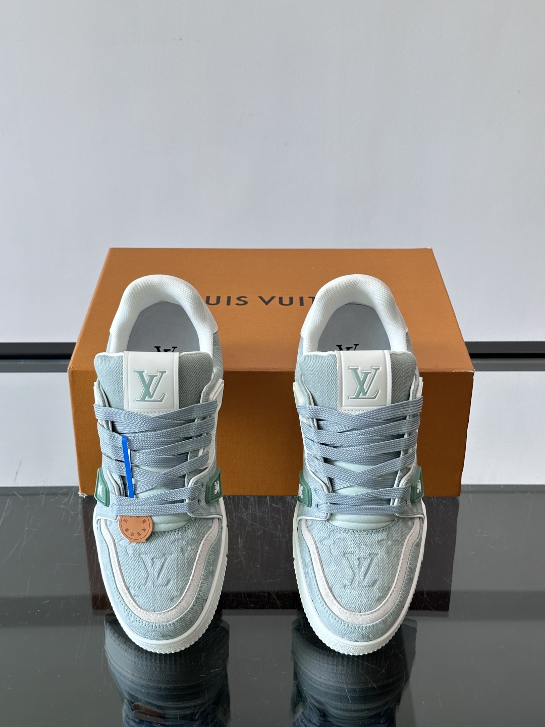 驴家 新配色 trainer运动鞋，本款 LV Trainer 运动鞋取材柔软粒面小牛皮，呈现纯净色调，后部#54标识追