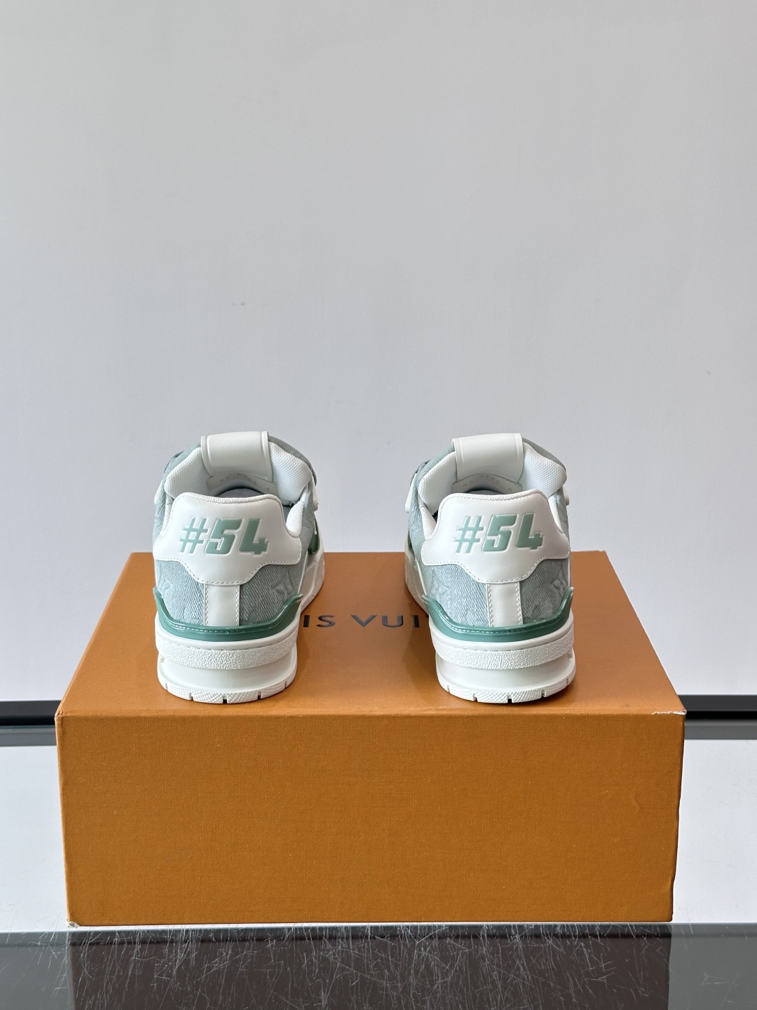 驴家 新配色 trainer运动鞋，本款 LV Trainer 运动鞋取材柔软粒面小牛皮，呈现纯净色调，后部#54标识追