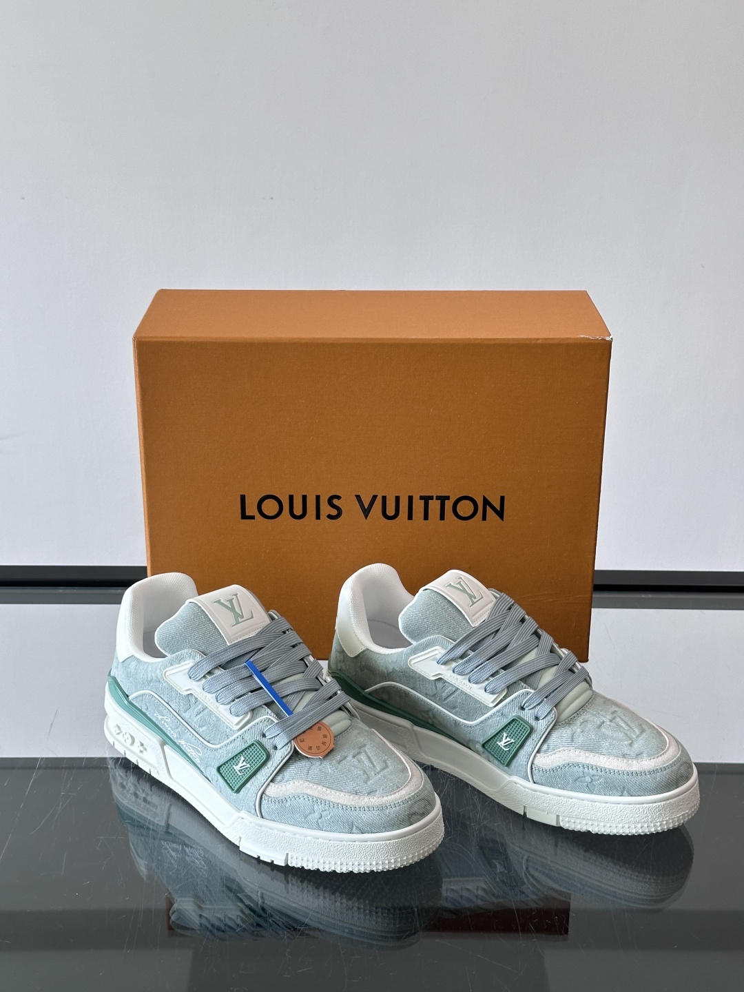 驴家 新配色 trainer运动鞋，本款 LV Trainer 运动鞋取材柔软粒面小牛皮，呈现纯净色调，后部#54标识追