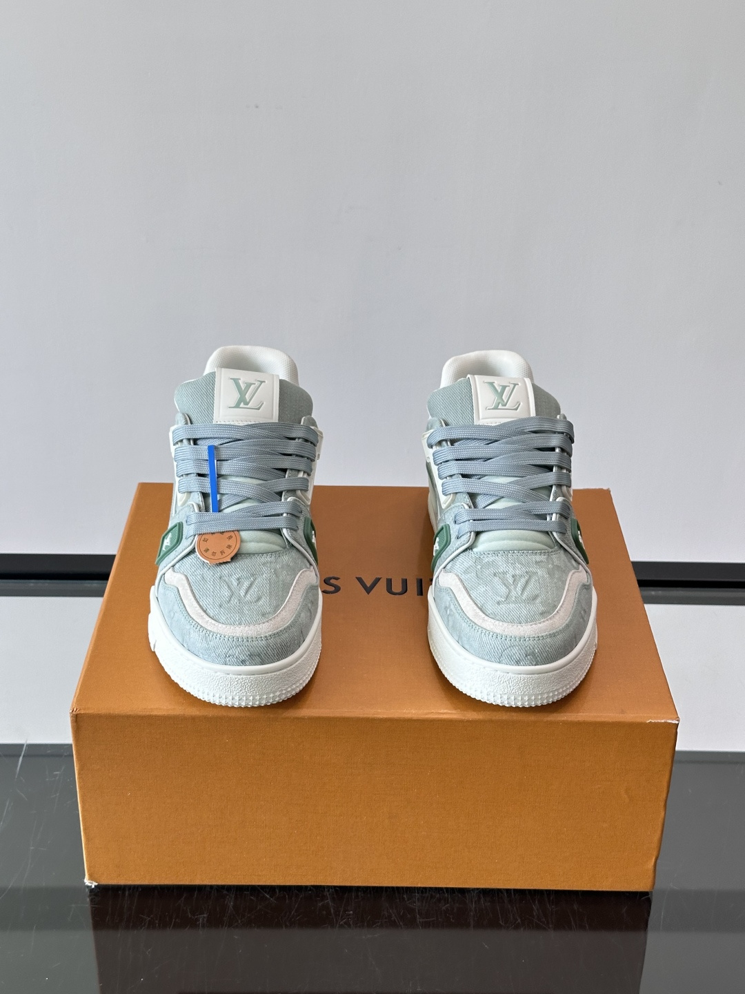 驴家 新配色 trainer运动鞋，本款 LV Trainer 运动鞋取材柔软粒面小牛皮，呈现纯净色调，后部#54标识追