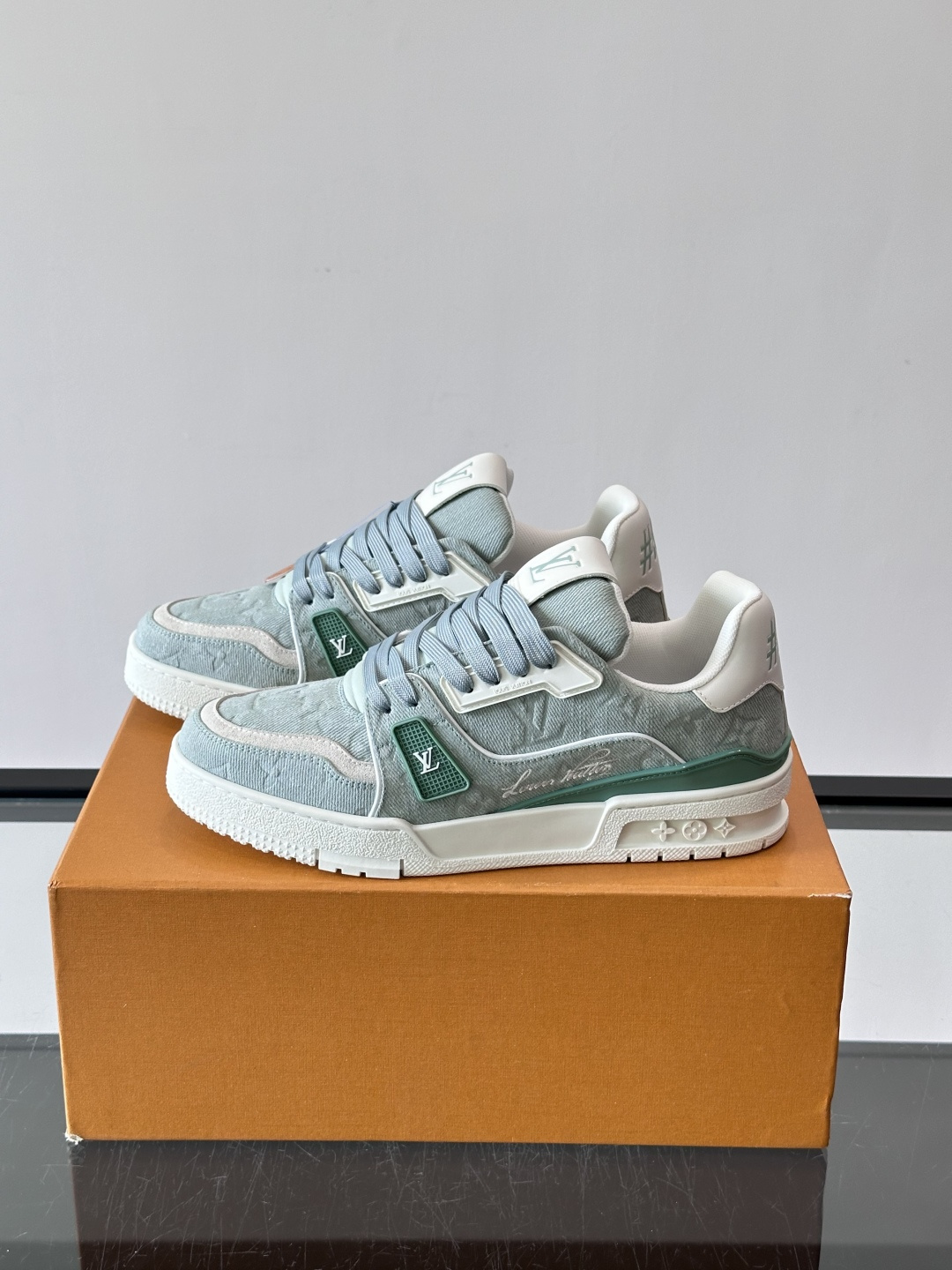 驴家 新配色 trainer运动鞋，本款 LV Trainer 运动鞋取材柔软粒面小牛皮，呈现纯净色调，后部#54标识追