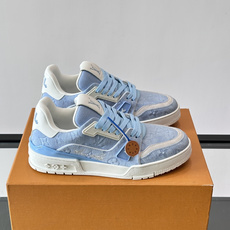 驴家 新配色 trainer运动鞋,本款 LV Trainer 运动鞋取材柔软粒面小牛皮,呈现纯净色调,后部#54标识追 驴家 新配色 trainer运动鞋,本款 LV Trainer 运动鞋取材柔软粒面小牛皮,呈现纯净色调,后部#54标识追