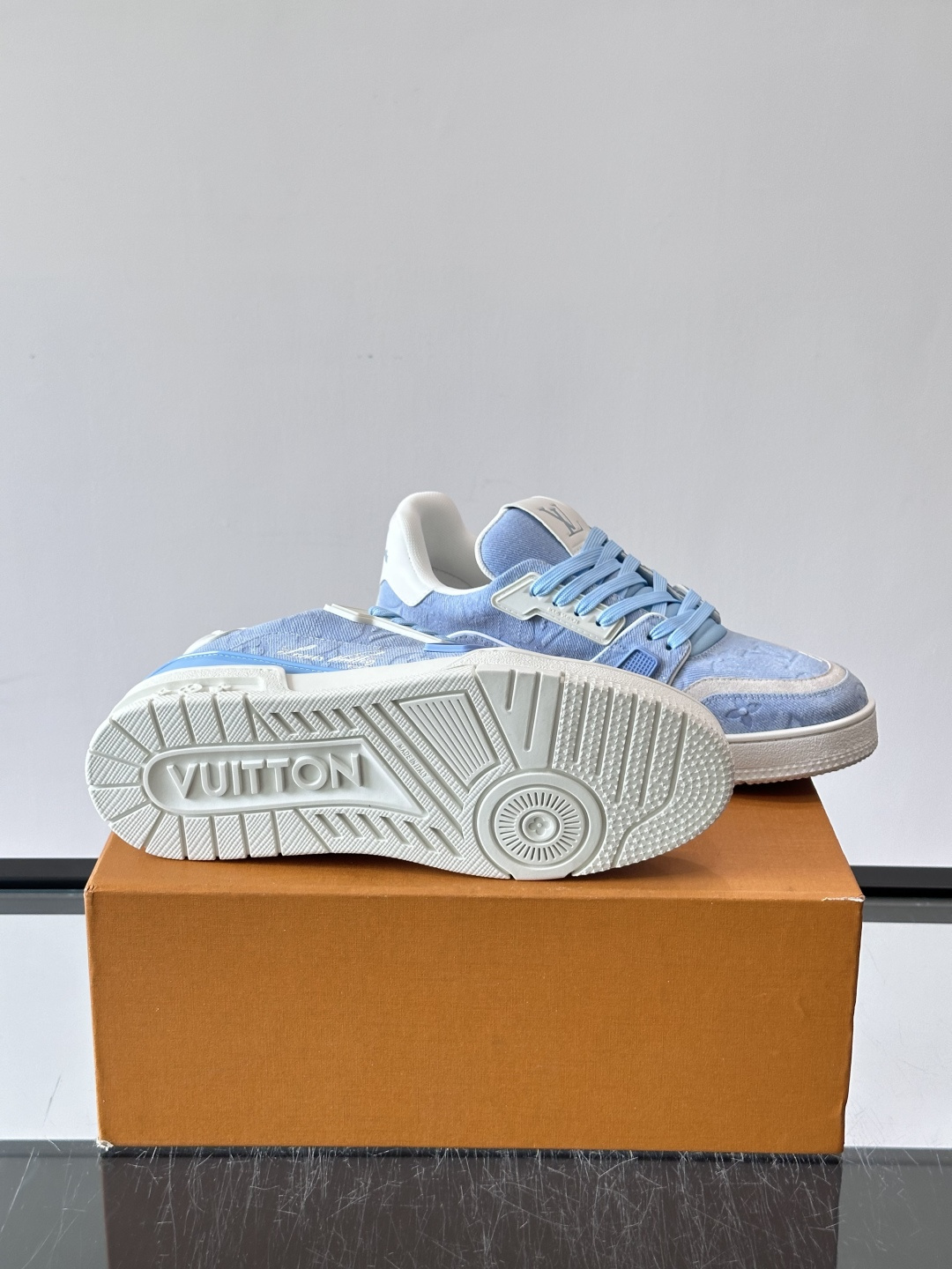 驴家 新配色 trainer运动鞋,本款 LV Trainer 运动鞋取材柔软粒面小牛皮,呈现纯净色调,后部#54标识追 驴家 新配色 trainer运动鞋,本款 LV Trainer 运动鞋取材柔软粒面小牛皮,呈现纯净色调,后部#54标识追