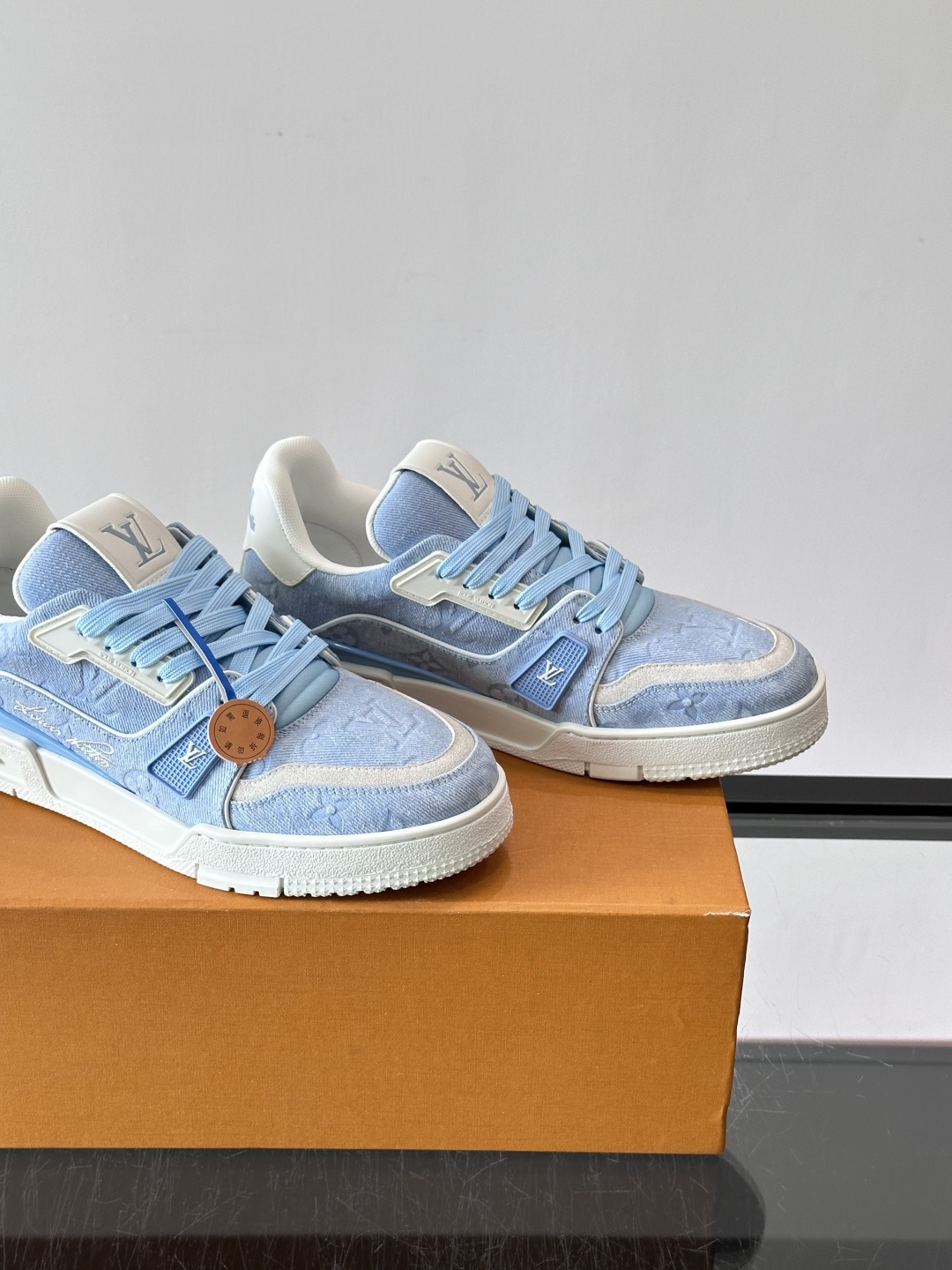 驴家 新配色 trainer运动鞋,本款 LV Trainer 运动鞋取材柔软粒面小牛皮,呈现纯净色调,后部#54标识追 驴家 新配色 trainer运动鞋,本款 LV Trainer 运动鞋取材柔软粒面小牛皮,呈现纯净色调,后部#54标识追