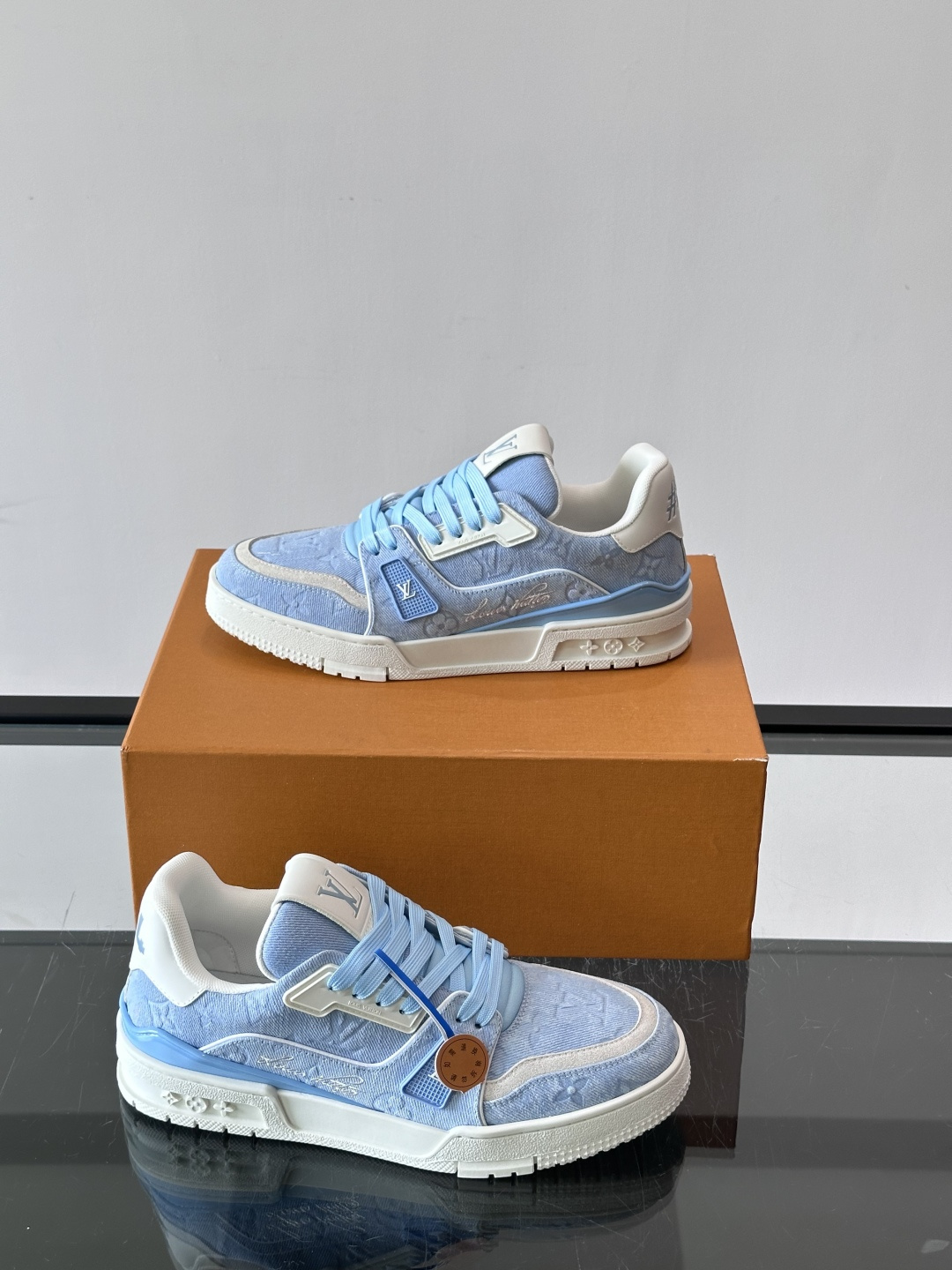 驴家 新配色 trainer运动鞋,本款 LV Trainer 运动鞋取材柔软粒面小牛皮,呈现纯净色调,后部#54标识追 驴家 新配色 trainer运动鞋,本款 LV Trainer 运动鞋取材柔软粒面小牛皮,呈现纯净色调,后部#54标识追