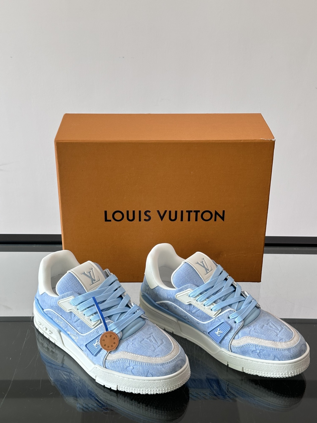 驴家 新配色 trainer运动鞋,本款 LV Trainer 运动鞋取材柔软粒面小牛皮,呈现纯净色调,后部#54标识追 驴家 新配色 trainer运动鞋,本款 LV Trainer 运动鞋取材柔软粒面小牛皮,呈现纯净色调,后部#54标识追
