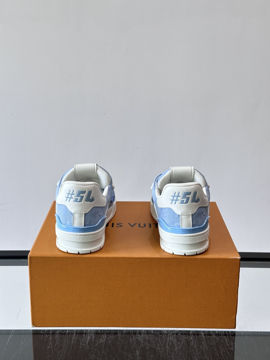 驴家 新配色 trainer运动鞋,本款 LV Trainer 运动鞋取材柔软粒面小牛皮,呈现纯净色调,后部#54标识追 驴家 新配色 trainer运动鞋,本款 LV Trainer 运动鞋取材柔软粒面小牛皮,呈现纯净色调,后部#54标识追