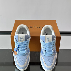驴家 新配色 trainer运动鞋,本款 LV Trainer 运动鞋取材柔软粒面小牛皮,呈现纯净色调,后部#54标识追 驴家 新配色 trainer运动鞋,本款 LV Trainer 运动鞋取材柔软粒面小牛皮,呈现纯净色调,后部#54标识追
