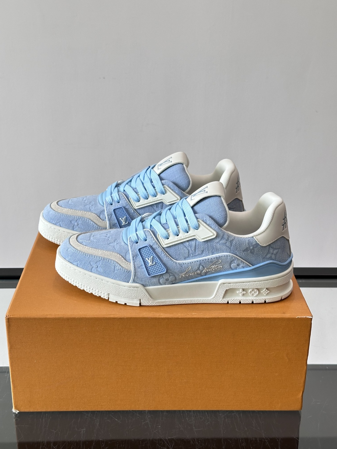 驴家 新配色 trainer运动鞋,本款 LV Trainer 运动鞋取材柔软粒面小牛皮,呈现纯净色调,后部#54标识追 驴家 新配色 trainer运动鞋,本款 LV Trainer 运动鞋取材柔软粒面小牛皮,呈现纯净色调,后部#54标识追