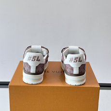 驴家 新配色 trainer运动鞋,本款 LV Trainer 运动鞋取材柔软粒面小牛皮,呈现纯净色调,后部#54标识追 驴家 新配色 trainer运动鞋,本款 LV Trainer 运动鞋取材柔软粒面小牛皮,呈现纯净色调,后部#54标识追