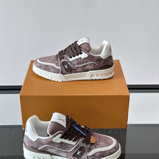 驴家 新配色 trainer运动鞋,本款 LV Trainer 运动鞋取材柔软粒面小牛皮,呈现纯净色调,后部#54标识追 驴家 新配色 trainer运动鞋,本款 LV Trainer 运动鞋取材柔软粒面小牛皮,呈现纯净色调,后部#54标识追
