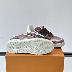 驴家 新配色 trainer运动鞋,本款 LV Trainer 运动鞋取材柔软粒面小牛皮,呈现纯净色调,后部#54标识追 驴家 新配色 trainer运动鞋,本款 LV Trainer 运动鞋取材柔软粒面小牛皮,呈现纯净色调,后部#54标识追