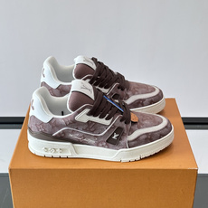驴家 新配色 trainer运动鞋,本款 LV Trainer 运动鞋取材柔软粒面小牛皮,呈现纯净色调,后部#54标识追 驴家 新配色 trainer运动鞋,本款 LV Trainer 运动鞋取材柔软粒面小牛皮,呈现纯净色调,后部#54标识追