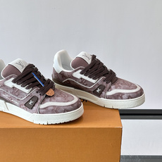 驴家 新配色 trainer运动鞋,本款 LV Trainer 运动鞋取材柔软粒面小牛皮,呈现纯净色调,后部#54标识追 驴家 新配色 trainer运动鞋,本款 LV Trainer 运动鞋取材柔软粒面小牛皮,呈现纯净色调,后部#54标识追