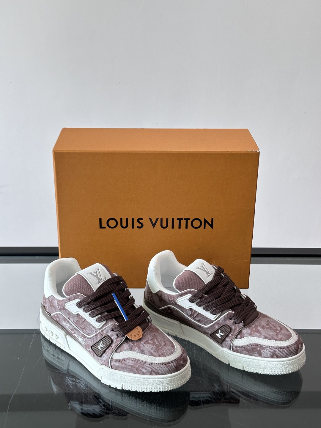 驴家 新配色 trainer运动鞋,本款 LV Trainer 运动鞋取材柔软粒面小牛皮,呈现纯净色调,后部#54标识追 驴家 新配色 trainer运动鞋,本款 LV Trainer 运动鞋取材柔软粒面小牛皮,呈现纯净色调,后部#54标识追