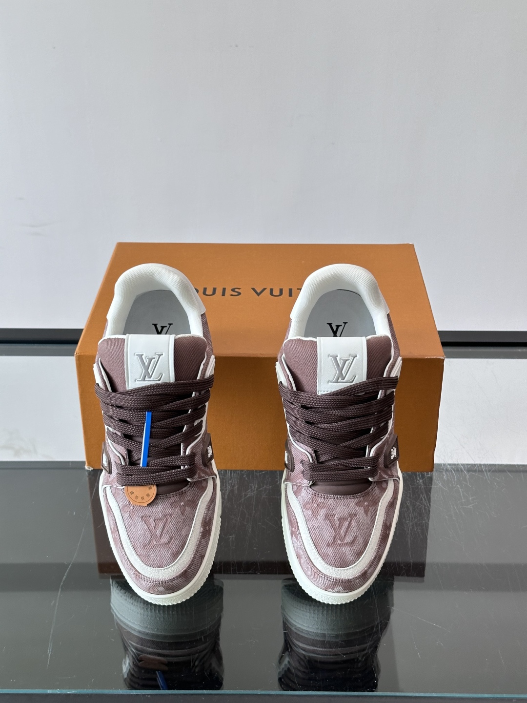驴家 新配色 trainer运动鞋,本款 LV Trainer 运动鞋取材柔软粒面小牛皮,呈现纯净色调,后部#54标识追 驴家 新配色 trainer运动鞋,本款 LV Trainer 运动鞋取材柔软粒面小牛皮,呈现纯净色调,后部#54标识追