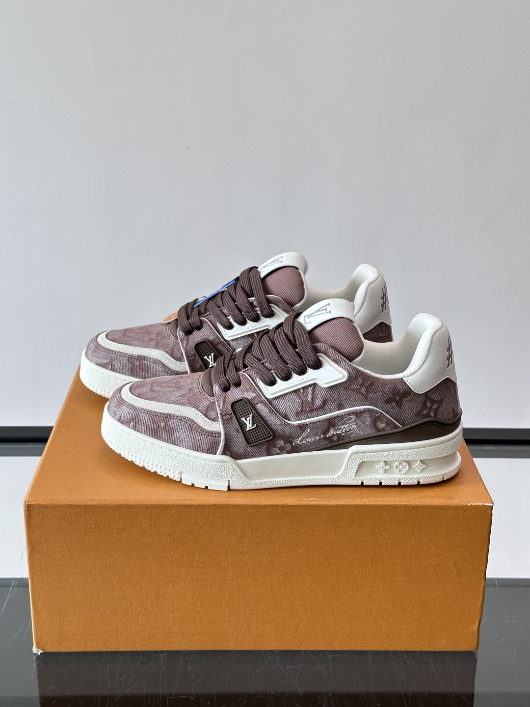 驴家 新配色 trainer运动鞋,本款 LV Trainer 运动鞋取材柔软粒面小牛皮,呈现纯净色调,后部#54标识追 驴家 新配色 trainer运动鞋,本款 LV Trainer 运动鞋取材柔软粒面小牛皮,呈现纯净色调,后部#54标识追