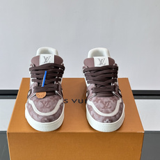 驴家 新配色 trainer运动鞋,本款 LV Trainer 运动鞋取材柔软粒面小牛皮,呈现纯净色调,后部#54标识追 驴家 新配色 trainer运动鞋,本款 LV Trainer 运动鞋取材柔软粒面小牛皮,呈现纯净色调,后部#54标识追