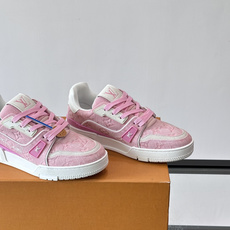 驴家 新配色 trainer运动鞋,本款 LV Trainer 运动鞋取材柔软粒面小牛皮,呈现纯净色调,后部#54标识追 驴家 新配色 trainer运动鞋,本款 LV Trainer 运动鞋取材柔软粒面小牛皮,呈现纯净色调,后部#54标识追