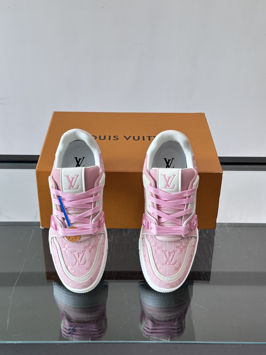驴家 新配色 trainer运动鞋,本款 LV Trainer 运动鞋取材柔软粒面小牛皮,呈现纯净色调,后部#54标识追 驴家 新配色 trainer运动鞋,本款 LV Trainer 运动鞋取材柔软粒面小牛皮,呈现纯净色调,后部#54标识追