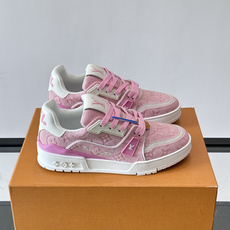 驴家 新配色 trainer运动鞋,本款 LV Trainer 运动鞋取材柔软粒面小牛皮,呈现纯净色调,后部#54标识追 驴家 新配色 trainer运动鞋,本款 LV Trainer 运动鞋取材柔软粒面小牛皮,呈现纯净色调,后部#54标识追