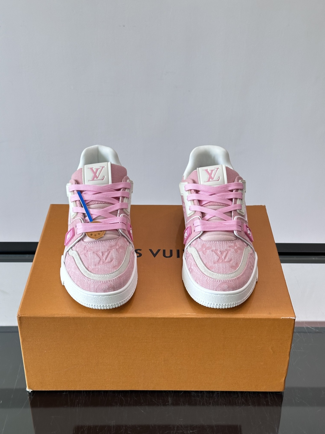 驴家 新配色 trainer运动鞋,本款 LV Trainer 运动鞋取材柔软粒面小牛皮,呈现纯净色调,后部#54标识追 驴家 新配色 trainer运动鞋,本款 LV Trainer 运动鞋取材柔软粒面小牛皮,呈现纯净色调,后部#54标识追