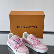 驴家 新配色 trainer运动鞋,本款 LV Trainer 运动鞋取材柔软粒面小牛皮,呈现纯净色调,后部#54标识追 驴家 新配色 trainer运动鞋,本款 LV Trainer 运动鞋取材柔软粒面小牛皮,呈现纯净色调,后部#54标识追