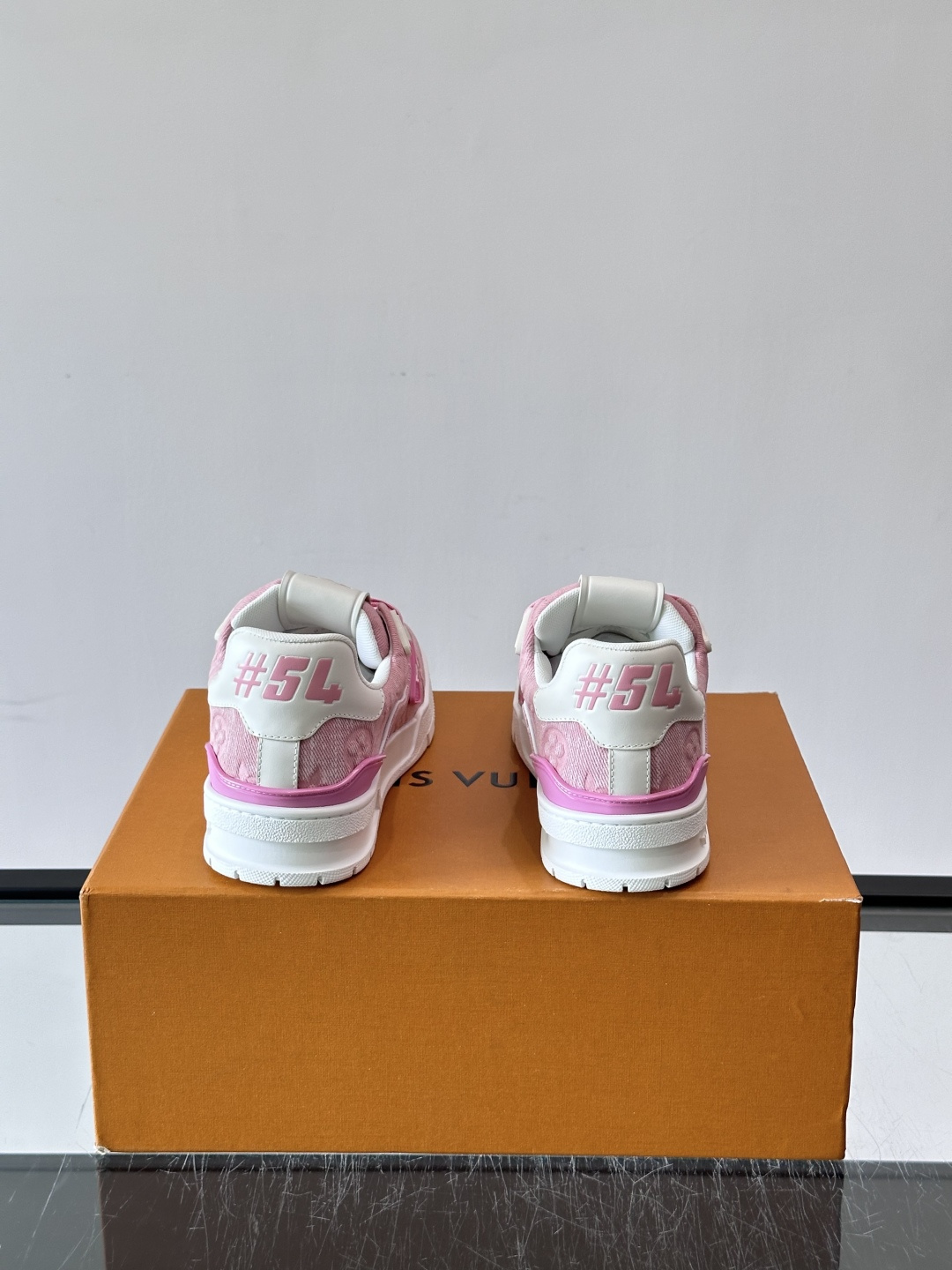 驴家 新配色 trainer运动鞋,本款 LV Trainer 运动鞋取材柔软粒面小牛皮,呈现纯净色调,后部#54标识追 驴家 新配色 trainer运动鞋,本款 LV Trainer 运动鞋取材柔软粒面小牛皮,呈现纯净色调,后部#54标识追