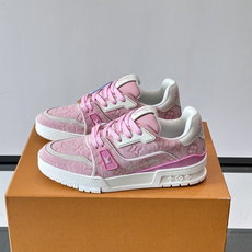 驴家 新配色 trainer运动鞋,本款 LV Trainer 运动鞋取材柔软粒面小牛皮,呈现纯净色调,后部#54标识追 驴家 新配色 trainer运动鞋,本款 LV Trainer 运动鞋取材柔软粒面小牛皮,呈现纯净色调,后部#54标识追