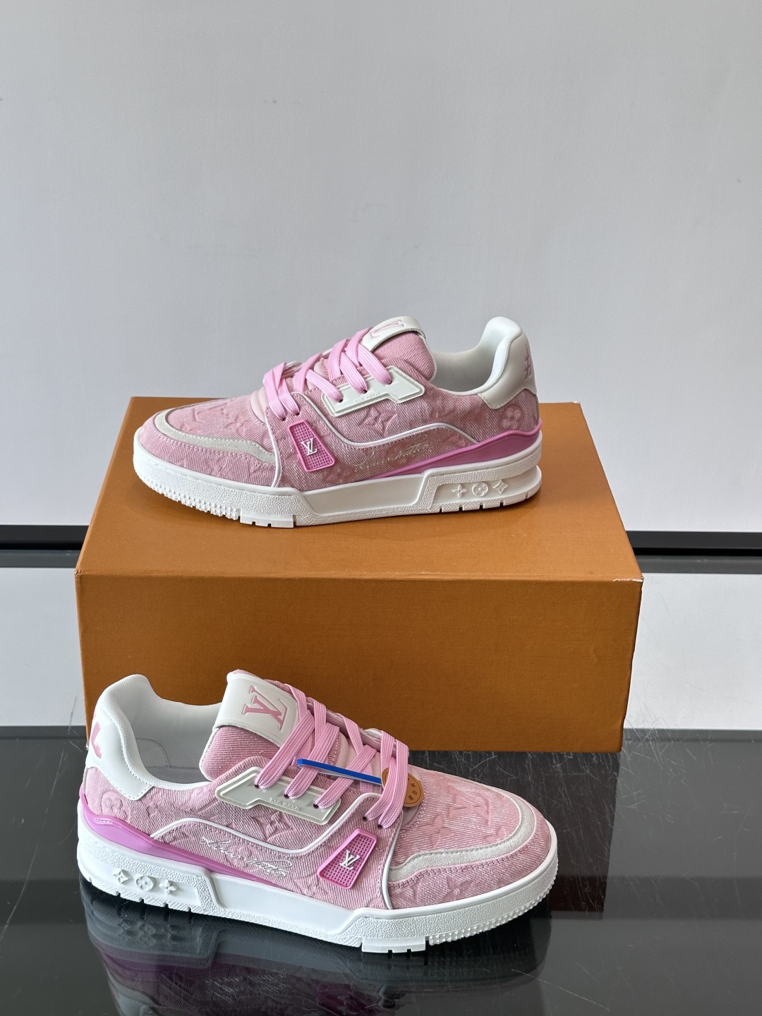 驴家 新配色 trainer运动鞋,本款 LV Trainer 运动鞋取材柔软粒面小牛皮,呈现纯净色调,后部#54标识追 驴家 新配色 trainer运动鞋,本款 LV Trainer 运动鞋取材柔软粒面小牛皮,呈现纯净色调,后部#54标识追