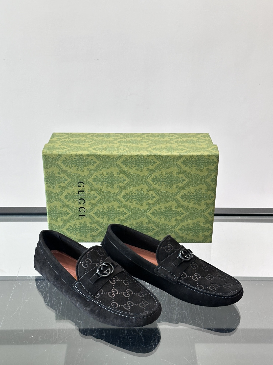 GUCCI。GG饰扣乐福鞋,选用荔枝纹牛皮,质感细腻又耐用。鞋面双G金属饰扣超有辨识度,品牌感满满✨。经典一脚蹬设计,穿 GUCCI。GG饰扣乐福鞋,选用荔枝纹牛皮,质感细腻又耐用。鞋面双G金属饰扣超有辨识度,品牌感满满✨。经典一脚蹬设计,穿