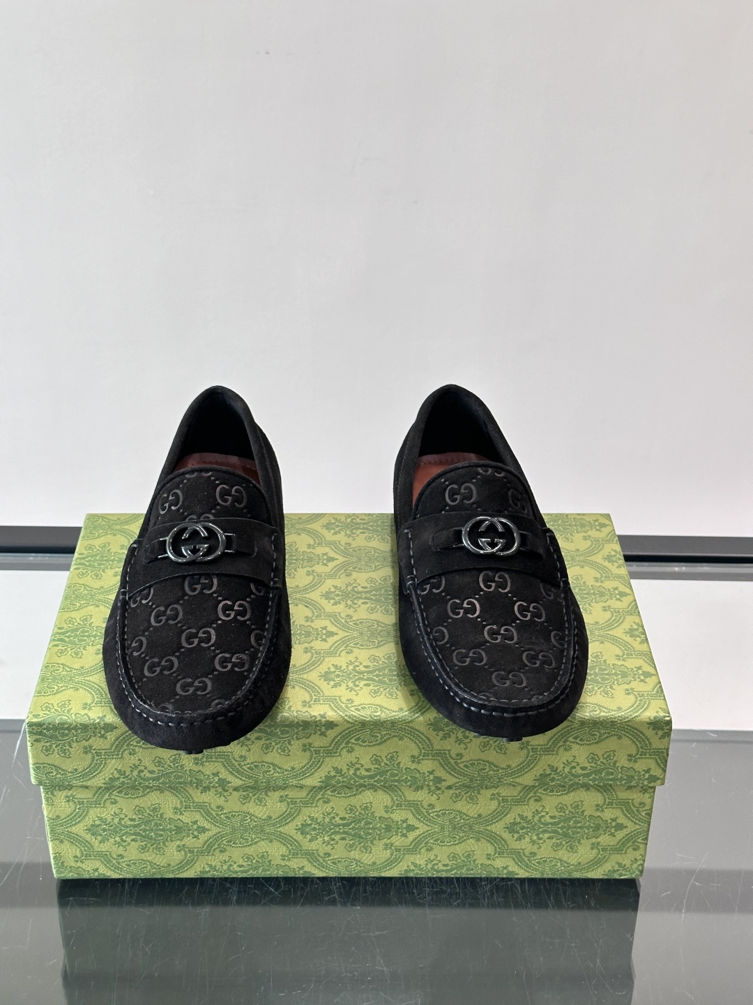 GUCCI。GG饰扣乐福鞋,选用荔枝纹牛皮,质感细腻又耐用。鞋面双G金属饰扣超有辨识度,品牌感满满✨。经典一脚蹬设计,穿 GUCCI。GG饰扣乐福鞋,选用荔枝纹牛皮,质感细腻又耐用。鞋面双G金属饰扣超有辨识度,品牌感满满✨。经典一脚蹬设计,穿