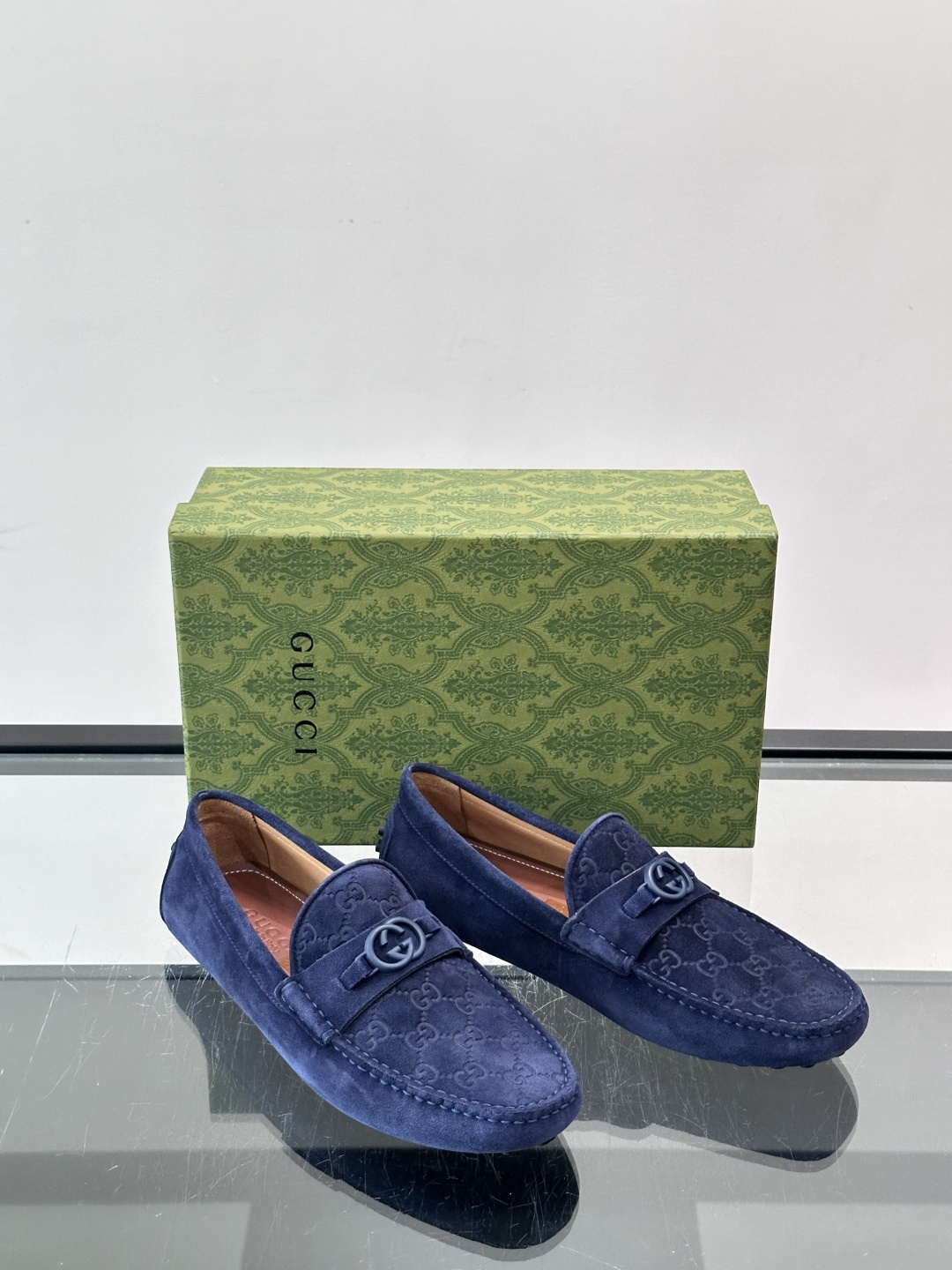 GUCCI。GG饰扣乐福鞋,选用荔枝纹牛皮,质感细腻又耐用。鞋面双G金属饰扣超有辨识度,品牌感满满✨。经典一脚蹬设计,穿 GUCCI。GG饰扣乐福鞋,选用荔枝纹牛皮,质感细腻又耐用。鞋面双G金属饰扣超有辨识度,品牌感满满✨。经典一脚蹬设计,穿