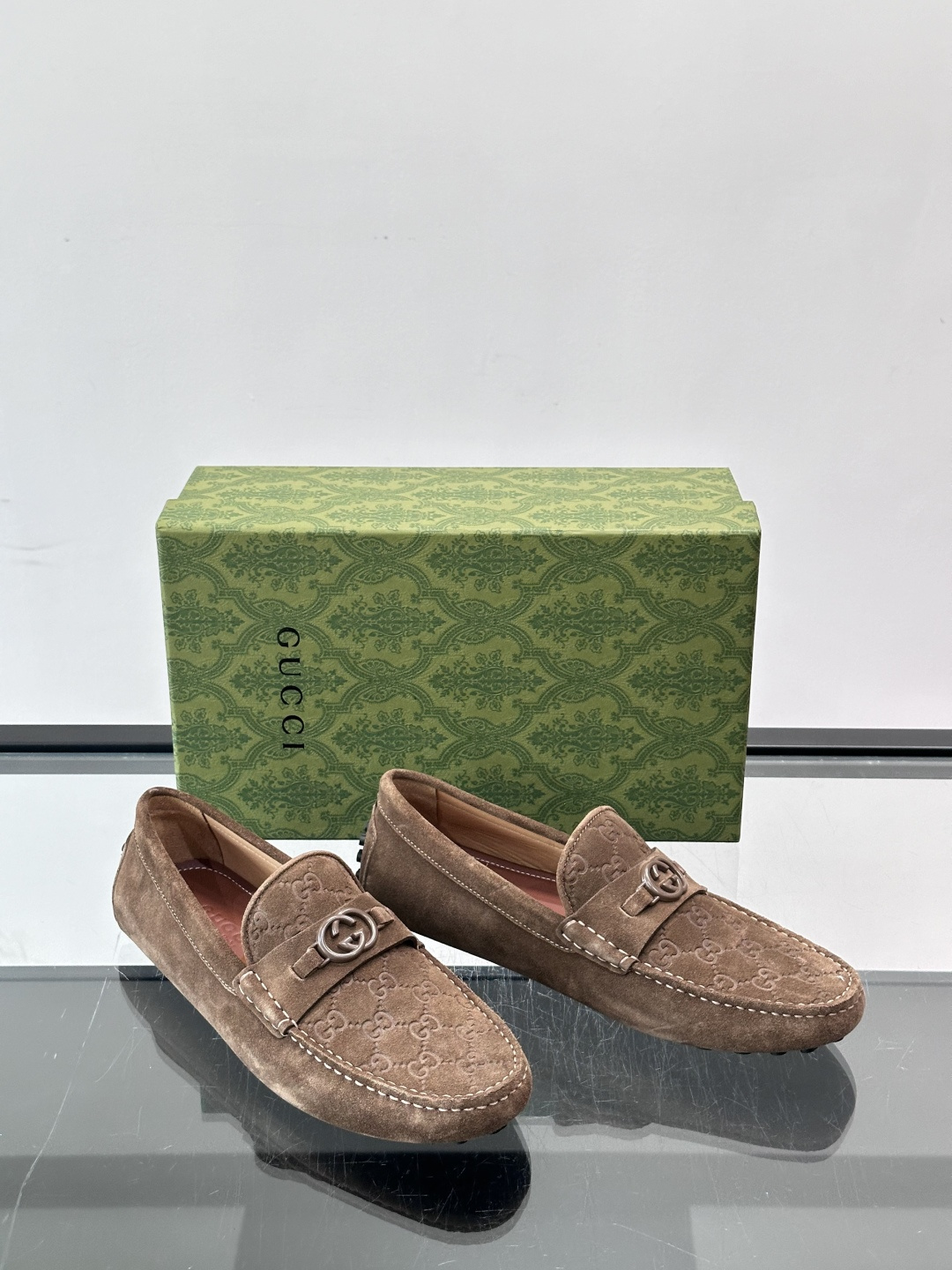 GUCCI。GG饰扣乐福鞋,选用荔枝纹牛皮,质感细腻又耐用。鞋面双G金属饰扣超有辨识度,品牌感满满✨。经典一脚蹬设计,穿 GUCCI。GG饰扣乐福鞋,选用荔枝纹牛皮,质感细腻又耐用。鞋面双G金属饰扣超有辨识度,品牌感满满✨。经典一脚蹬设计,穿