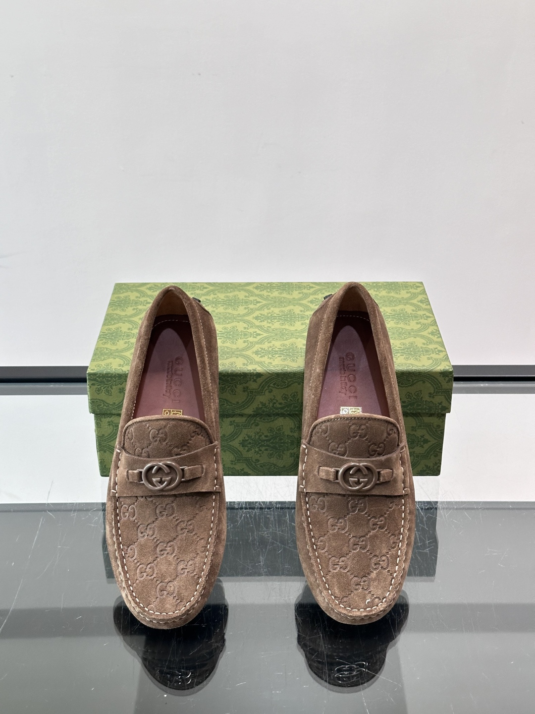 GUCCI。GG饰扣乐福鞋,选用荔枝纹牛皮,质感细腻又耐用。鞋面双G金属饰扣超有辨识度,品牌感满满✨。经典一脚蹬设计,穿 GUCCI。GG饰扣乐福鞋,选用荔枝纹牛皮,质感细腻又耐用。鞋面双G金属饰扣超有辨识度,品牌感满满✨。经典一脚蹬设计,穿