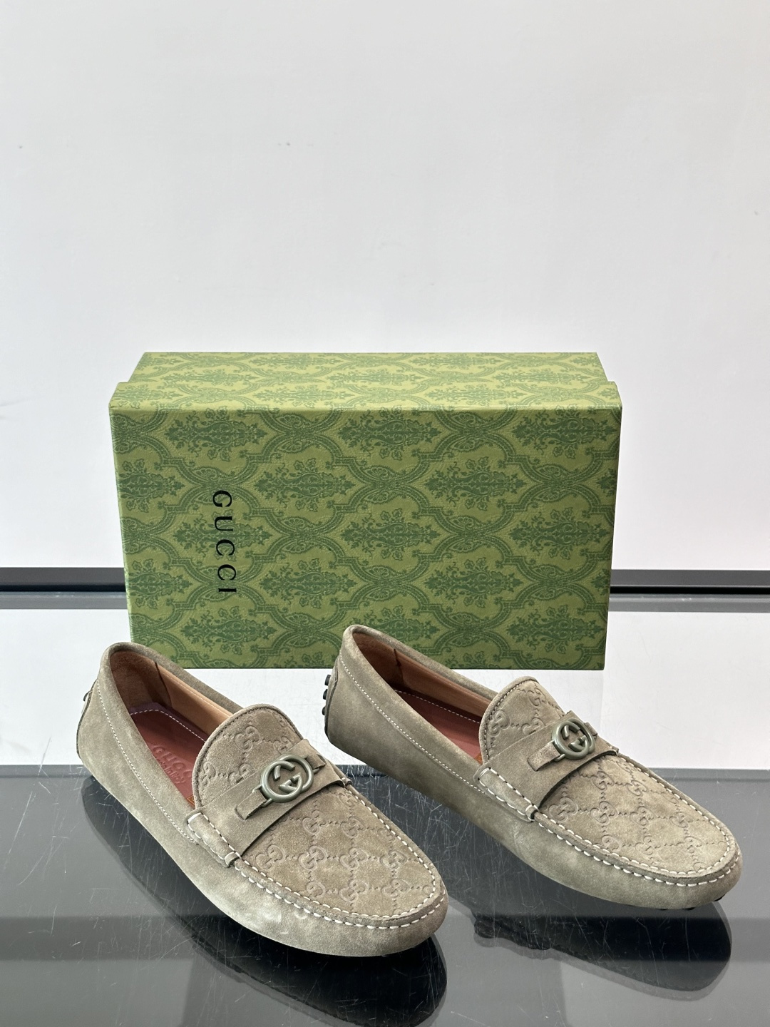 GUCCI。GG饰扣乐福鞋，选用荔枝纹牛皮，质感细腻又耐用。鞋面双G金属饰扣超有辨识度，品牌感满满✨。经典一脚蹬设计，穿